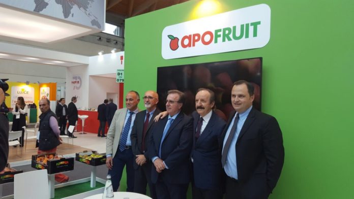 da sinistra: Mirco Zanotti, presidente Apofruit; Valtiero Piraccini, Valchirio Piraccini, Walther Piraccini, Ilenio Bastoni, direttore generale Apofruit