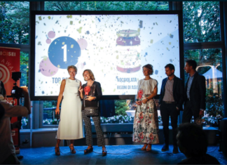 Cristina Lazzati, direttore di Gdoweek, con il vincitore assoluto dei Brands Award 2017, Rigoni di Asiago Nocciolata