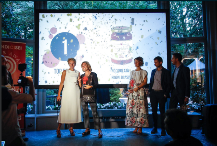 Cristina Lazzati, direttore di Gdoweek, con il vincitore assoluto dei Brands Award 2017, Rigoni di Asiago Nocciolata