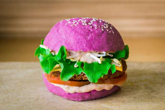 Il Cherry Bomb Burger: i colori del pane di Flower Burger derivano da ingredienti assolutamente naturali