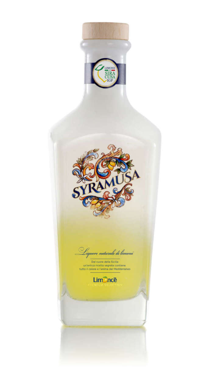 Il limocello premium Syramusa viene preparato con quasi 1 kg di limone Igp siracusano per litro