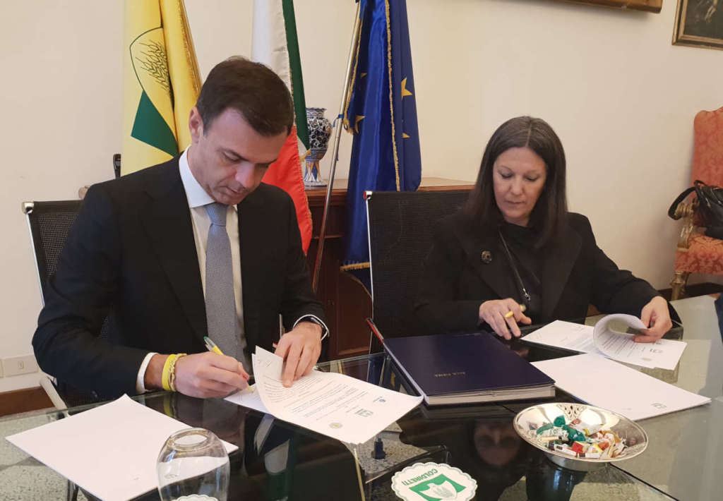 La sigla del patto tra Coldiretti e Novamont per lo sfruttamento dell'olio di girasole made in Italy in filiere innovative ad alto valore aggiunto