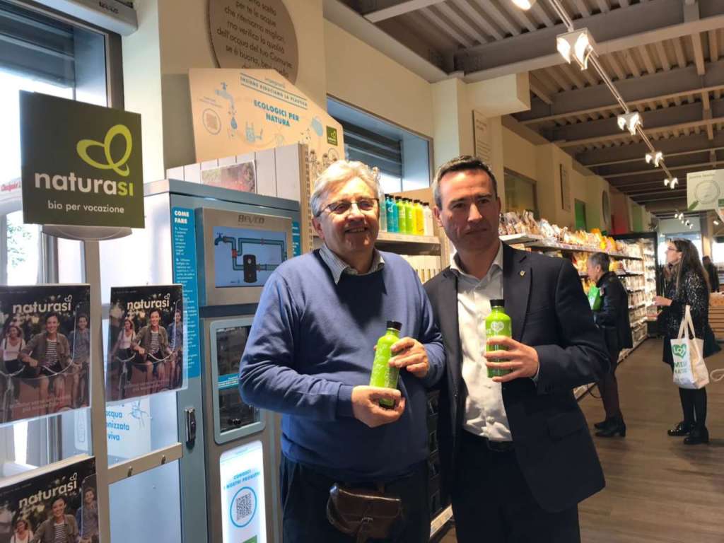 Il presidente di NaturaSì, Fabio Brescacin, alla prova degli erogatori d'acqua in uno dei 280 store della catena bio, che ha lanciato il progetto Plastic Free