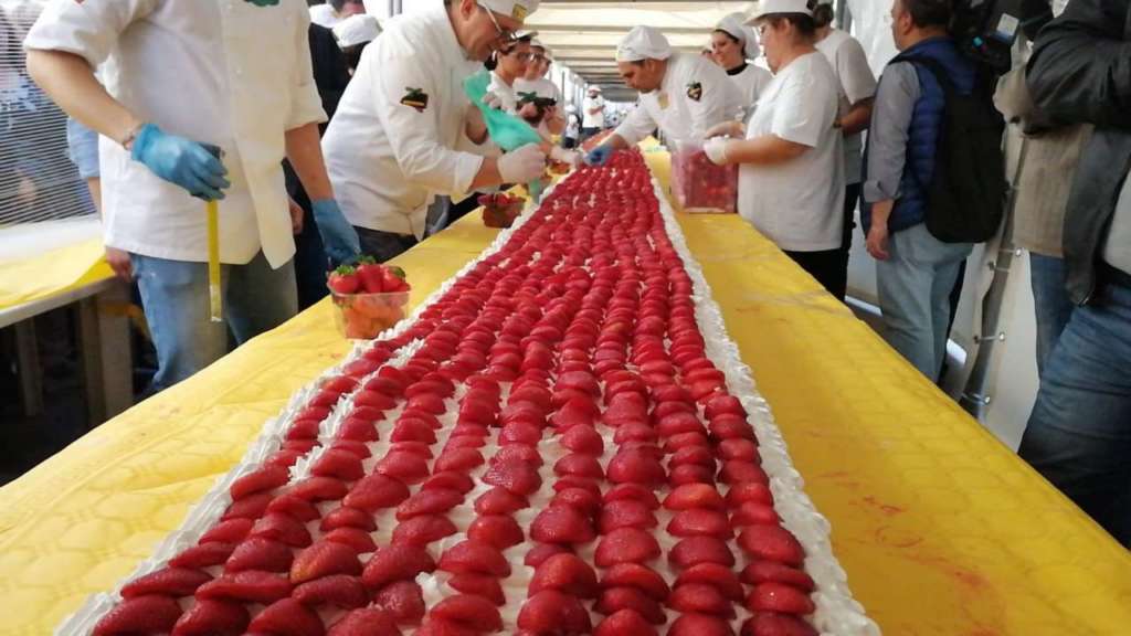 Con 60,48 metri la torta di fragole del Metapontino, varietà Sabrosa, ha vinto il record del mondo battendo il primato detenuto dalla Francia