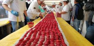 Con 60,48 metri la torta di fragole del Metapontino, varietà Sabrosa, ha vinto il record del mondo battendo il primato detenuto dalla Francia