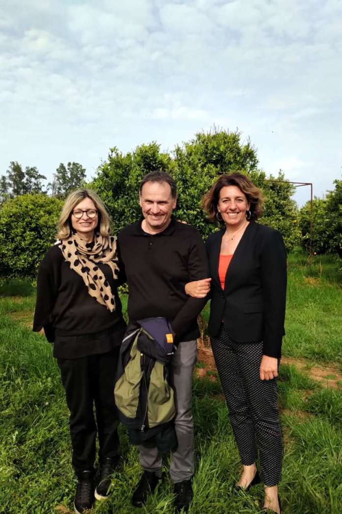 Elena Eloisa Albertini con (alla sinistra) Simone Riolacci, responsabile comunicazione di CIRAD-Inra e (al centro), Simon Pierre Fazi, presidente della Aop Fruits de Corse