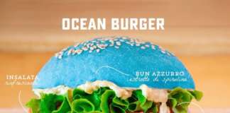 L'Ocean Burger di Flower Burger. Il colore azzurro è naturale: è dato dalla ficocianina, estratta dall'alga spirulina