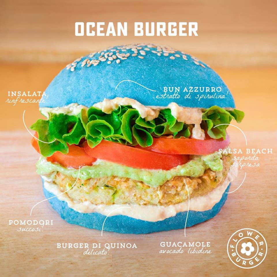 L'Ocean Burger di Flower Burger. Il colore azzurro è naturale: è dato dalla ficocianina, estratta dall'alga spirulina