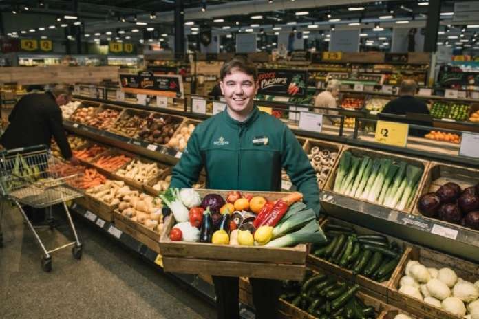 Morrisons lancia la vendita di frutta e verdure sfuse o da mettere nei sacchetti di carta riciclabile fornita dallo stesso retailer