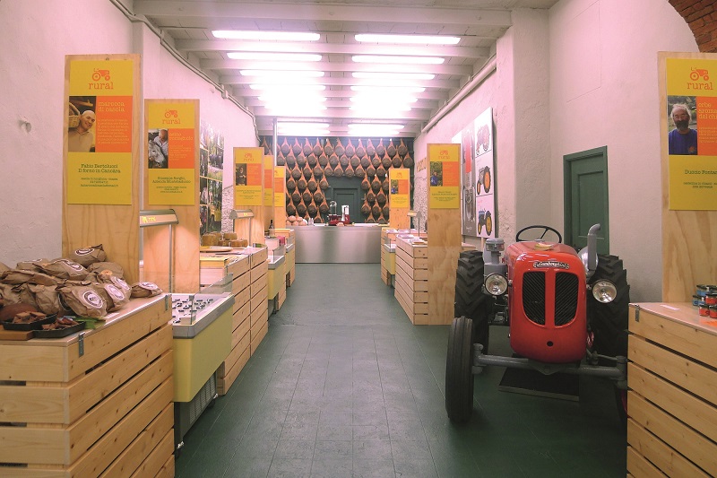Il Rural Market di Radda in Chianti espone i prodotti tosco-emiliani e liguri all’interno di una ex officina meccanica recuperata