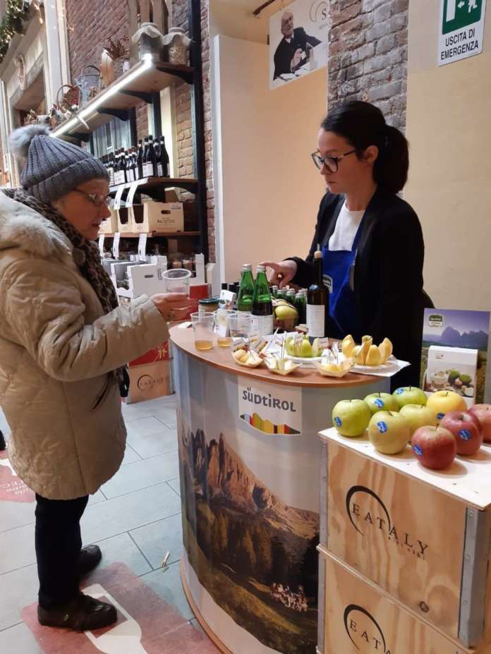 Le mele Marlene, caratterizzate dal bollino azzurro, sono state nei giorni scorsi al centro di momenti di degustazione nei negozi Eataly di Milano e Torino