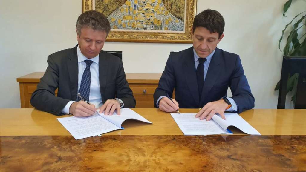 Il presidente di Alleanza Cooperative Agroalimentari, Giorgio Mercuri, e Alessandro Canzian, Head of Corporate Sales & Innovative Services di Vodafone Italia, siglano l'accordo a Roma