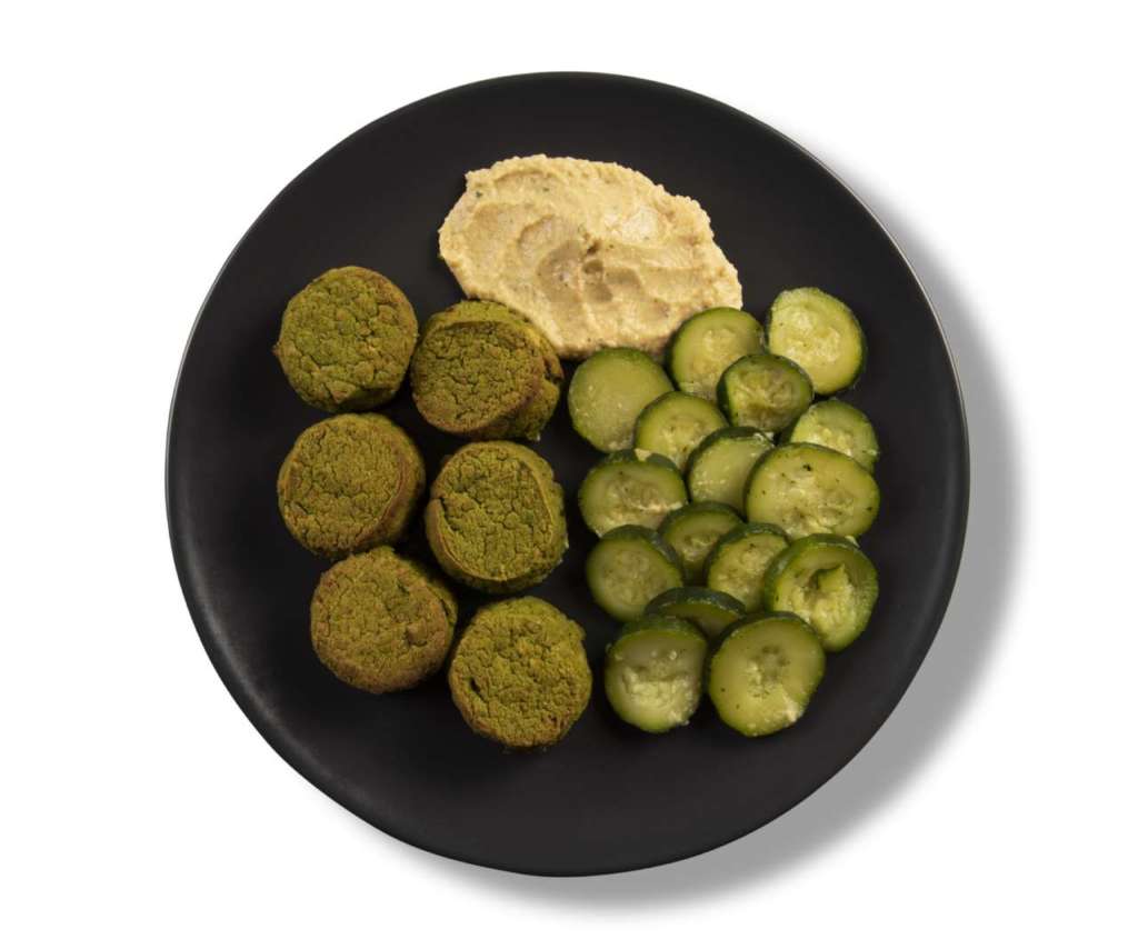 Un piatto OffLunch con falafel e purea di ceci. L'ingrediente vegetale e healthy è sempre più richiesto per il food delivery in ufficio