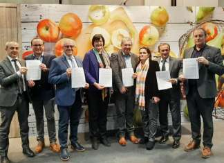Le sigle delle cooperative di 7 Paesi produttori a Fruit Logistica, dove hanno sottoscritto un documento comune