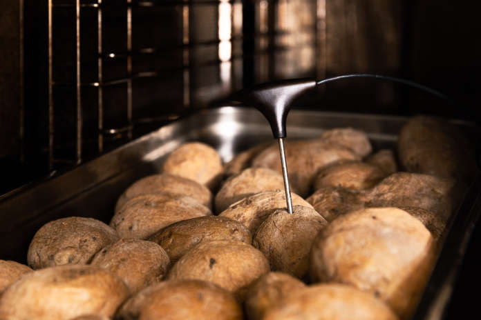 La patata di varietà Agria a polpa gialla selezionata da Eataly è prodotta ad Avezzano