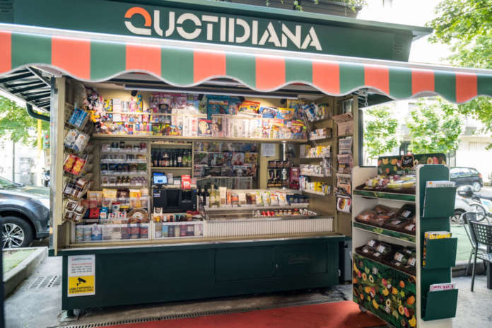 L'edicola Quotidiana di via Bocconi, a Milano, con i prodotti ortofrutticoli Orsero