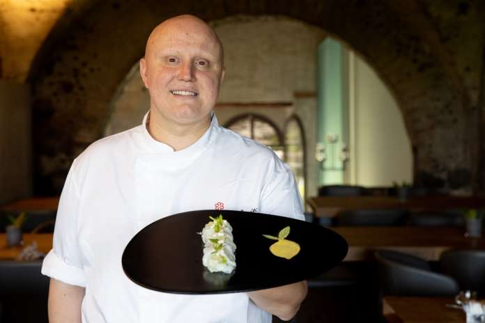 Lo chef stellato Giuseppe Raciti, con il piatto Tagliatelle di seppia al limone dell’Etna Igp