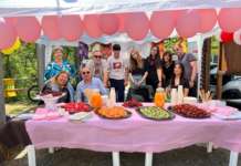 Il gazebo per la distribuzione di frutta e succhi al Giro d'Italia