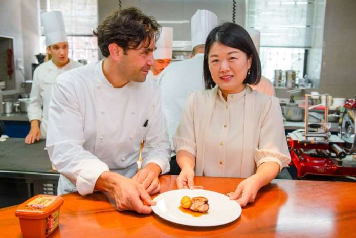 Il cuoco Daniel Canzian e HA Jung-a, direttrice di AT Korea Parigi