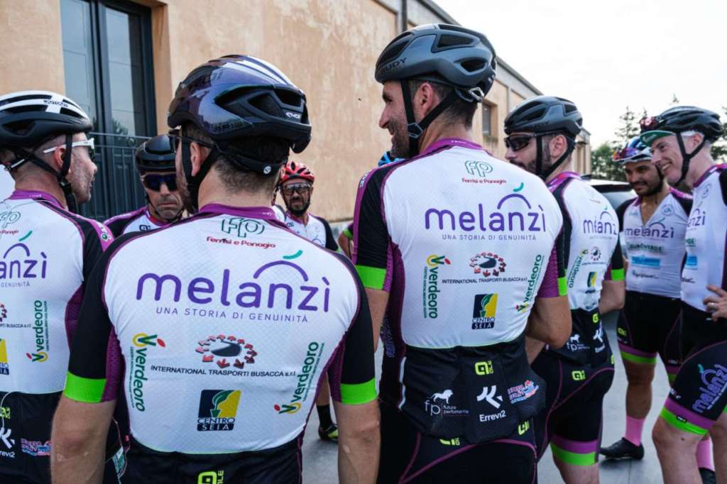 Partenza delle delegazioni dei ciclisti dall'azienda Melanzì