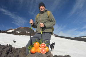 Gerardo Diana, il presidente del Consorzio, salita all'Etna con le arance moro