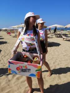 Distribuzione della frutta Be Fruity! in spiaggia