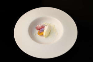 Un piatto della chef Victoire Gouloubi: ganache di goyava, burro di Ibiscus, granella di cioccolato bianco e gel di agrumi