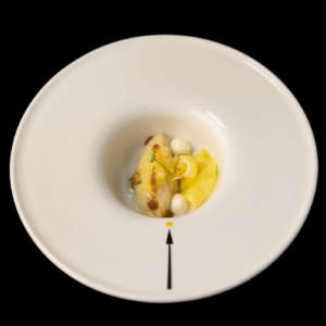 Un piatto della chef Victoire Gouloubi: Carpaccio di Nanasi al tamarindo, tartare di capesante e mela Granny Smith con caviale di ananas