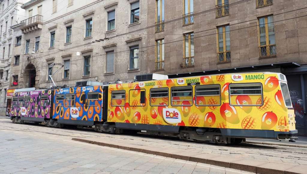 Campagna sui tram di Dole Italia per la nuova linea esotica