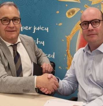 Sottoscrizione dell'accordo tra il presidente Ernesto Seppi e Willem Broux, titolare di ABCz