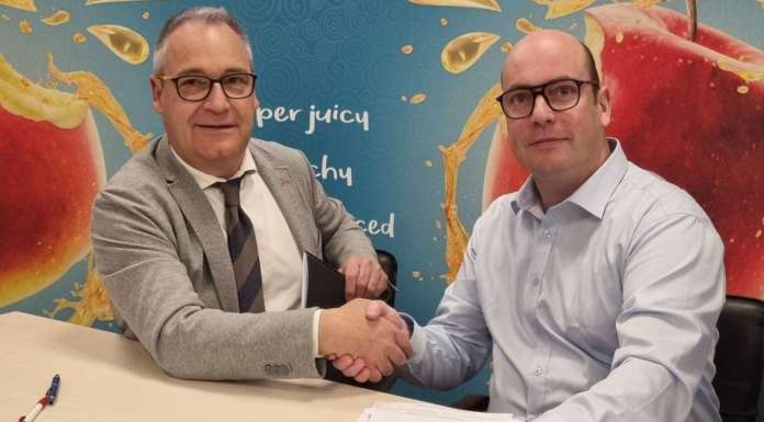 Sottoscrizione dell'accordo tra il presidente Ernesto Seppi e Willem Broux, titolare di ABCz
