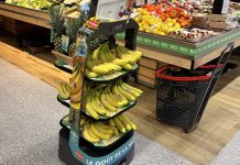 Il robot Bob di Fresh Del Monte in azione in un negozio di Intermarché, in Francia